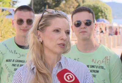 ОВАЈ ПОКЛОН МАТУРАНАТА ПРОФЕСОРКИ ПОДЕЛИО БАЛКАН: На поклон добила ЧИТАВ АУТО