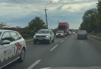 ПОТПУНИ СЛОМ САОБРАЋАЈА У овом месту возила миле, а колоне из правца Чачка и Краљева су тренутно километарске ИЗБЕГАВАЈТЕ ОВУ ДЕОНИЦУ (ВИДЕО)