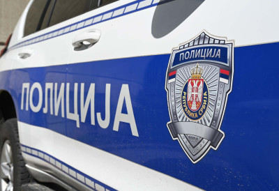 (ФОТО) АУТОМОБИЛ ПРОБИО ОГРАДУ И ЗАВРШИО У СУПРОТНОЈ ТРАЦИ Тешка саобраћајка код Велике Плане