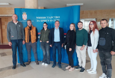 ДРЖАВА ДЕЛИ ШАКОМ И КАПОМ! НОВИ ЖИВОТ ЗА ЈОШ ПЕТ ПОРОДИЦА НА СЕЛУ У СОМБОРСКОЈ ОПШТИНИ Млади потписали уговоре, ево коме су припале куће