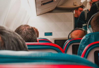 (VIDEO) Avion prinudno sleteo u Prištinu PIJANA ŽENA PLjUVALA PUTNIKE, IZBILA TUČA Intervenisala i policija