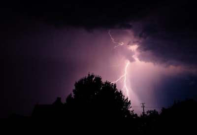 (ФОТО) ГРОМ УДАРИО У КУЋУ У ПОЖАРЕВЦУ! СПАЛИО ДО ТЕМЕЉА КРОВ Ватрогасци брзо реаговали, становници насеља узнемирени