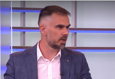 "ПЛОЧА КОЈА ЛЕБДИ И ЧЕЛИК КОЈИ СЕ САВИЈА" Градоначелник Мићин о симболици споменика жртвама трагедије, ево шта ће бити са локомотивом! Говорио и о БЕСПЛАТНИМ УЏБЕНИЦИМА