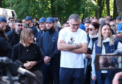ПРЕДСЕДНИЦА ПОКРАЈИНСКЕ ВЛАДЕ ГОЈКОВИЋ ПОЗВАЛА НОВОСАЂАНЕ ДА ОЧИСТЕ НАЦИОНАЛНИ ПАРК Млади активисти СНС показали како се то ради: "Поносни смо на њих"