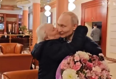 (ВИДЕО) ПУТИН НЕ ЗАБОРАВЉА КО МУ ЈЕ ДАО ШАНСУ Извео наставницу стару 92 године на вечеру, отпратио је кући и поклонио цвеће- Ево како је реаговала