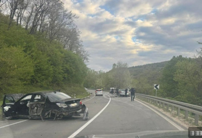 (ВИДЕО) ЧЕТИРИ АУТМОБИЛА У КАРАМБОЛУ КОД НОВОГ ПАЗАРА Једно возило потпуно згужвано, полиција обавља увиђај