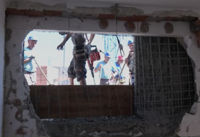 ИНВЕСТИТОР ОБЕЋАВА САНАЦИЈУ ШТЕТЕ Људи којима је суседно градилиште провалило зид спаваће собе за следећи викенд заказали венчање ИНСПЕКЦИЈА СЕ ЗАСАД НЕ ОГЛАШАВА (ВИДЕО)