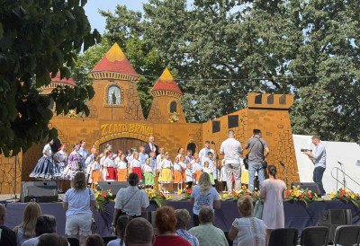 FESTIVAL "ZLATÁ BRÁNA" U KISAČU: Mladi u nošnjama, igri i pesmi (FOTO, VIDEO)