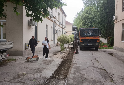 АСФАЛТИРАЈУ СЕ ГЛАВНИ И СТАЗЕ У КРУГУ СБПБ ,,КОВИН“ Ускоро приступачније за пацијенте, запослене и посетиоце ОБНАВЉАЊЕ НАКОН ВИШЕ ОД 40 ГОДИНА