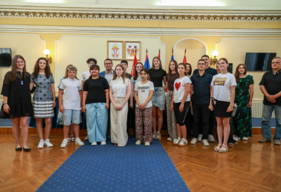 КИКИНДА НАГРАЂУЈЕ СВОЈЕ НАЈБОЉЕ УЧЕНИЦЕ И УЧЕНИКЕ Поклони и признања за 20 ђака генерације