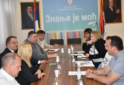 ШТА ЋЕ БИТИ СА ЈОВИНОМ ГИМНАЗИЈОМ? Министар разговарао са родитељима и открио приоритете