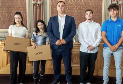 НАГРАЂЕНИ НАЈБОЉИ УЧЕНИЦИ СРЕДЊИХ ШКОЛА Вредни поклони за ђаке генерације Општине Бечеј
