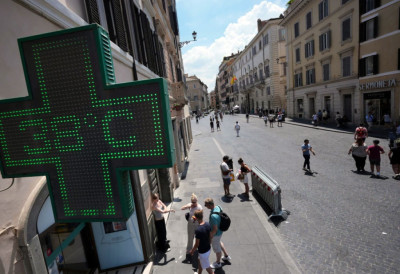 UPALjEN CRVENI METEO ALARM, PALE PRVE ŽRTVE TOPLOTNOG TALASA Četiri osobe stradale u Italiji OPASNO I ZA ZDRAVE
