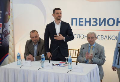 НА СКУПУ У СОМБОРУ НАЈАВЉЕН НОВ ПАКЕТ ПОДРШКЕ Стижу јефтинији лекови и још неке погодности за најугроженије пензионере