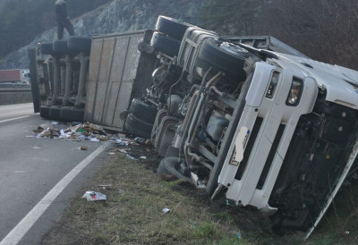 SMRSKAN AUTO, KAMION PREVRNUT Težak sudar na Ibarskoj magistrali, stvorile se dugačke kolone