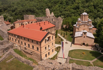 (FOTO) KAŽU DA MOLITVE OVDE IMAJU POSEBNU SNAGU Svetinja koju vernici posećuju na Vidovdan