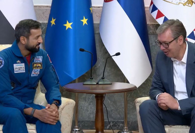 (ВИДЕО) Састанак на Андрићевом венцу: Вучић разговара са министром омладине УАЕ и астронаутом Ал Нејадијем