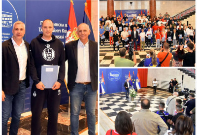 ПОКРАЈИНА ПОМАЖЕ МЛАДЕ СПОРТИСТЕ И ТРЕНЕРЕ Опредељено 24 милиона динара, Дане Баста уручио уговоре о стипендирању