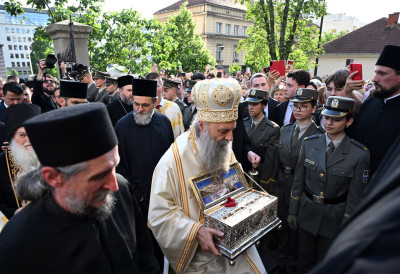 ВЕРНИЦИ У СРБИЈИ МАСОВНО ЦЕЛИВАЛИ СВЕТУ РЕЛИКВИЈУ Ковачевић: Верујем да се 500.000 верника поклонило појасу Пресвете Богородице