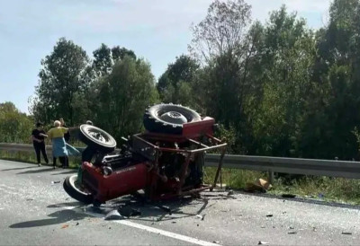 ТРАГЕДИЈА НА ПУТУ Мушкарац погинуо приликом превртања трактора