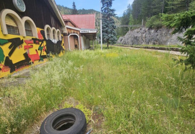 (FOTO) NEKADA PONOS PLANINE, DANAS ZARASTA U KOROV! Železnička stanica na Zlatiboru i dalje dočekuje putnike, ali izgleda sve tužnije