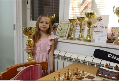 (ВИДЕО) ОНА ЈЕ ПОНОС СРБИЈЕ! КАЛИНА ИЗ АПАТИНА НЕМА КОНКУРЕНЦИЈУ У ШАХУ Први трофеј јој је био пакет слаткиша, а сада иде по злато на Светском купу