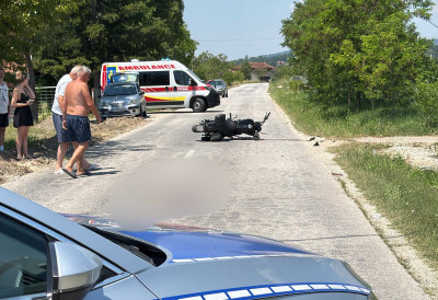 (FOTO) STRAVIČAN PRIZOR KOD ČAČKA Motocikl se zakucao u automobil, vozač hitno prevezen u bolnicu