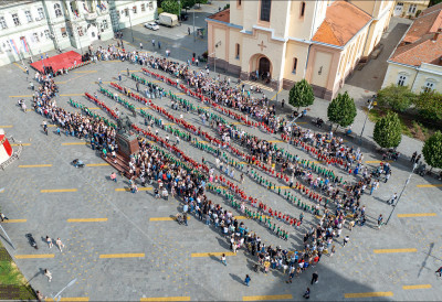НАЈЛЕПШЕ ФОТОГРАФИЈЕ ИЗ ЗРЕЊАНИНА Чак 670 предшколаца претворило центар града у плесни подијум