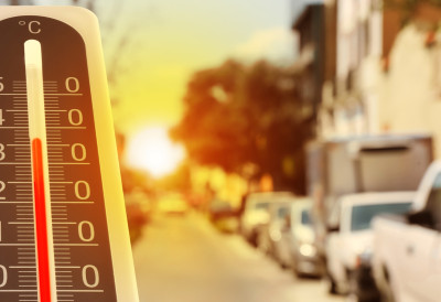 UŽAS KOD STAMBENE ZGRADE! Dvoje mališana pronađeno mrtvo u automobilu, sumnja se na smrtonosni toplotni talas