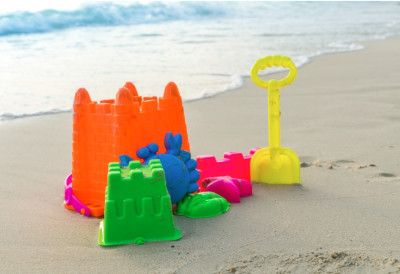 ŠOK SNIMAK SA PLAŽE U BEČIĆIMA: Među dečjim kanticama i lopaticama viđena crna guja!