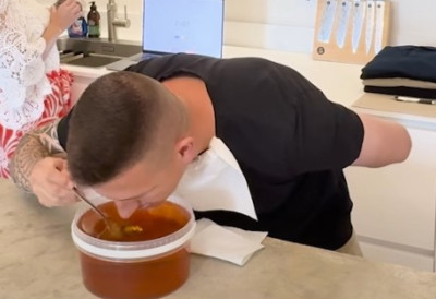OVAJ GINISOV REKORDER je pojeo KILOGRAM MEDA za samo minut! Jedan od neobičnijih rekorda koji kruži internetom (VIDEO)