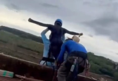 ДЕВОЈКУ (21) БАЦИЛИ С МОСТА БЕЗ СИГУРНОСНОГ КАБЛА Трагедија се догодила пред очима њеног ВЕРЕНИКА Инструктори банџи скока покушали да ПОБЕГНУ Снимак обишао планету (ВИДЕО)