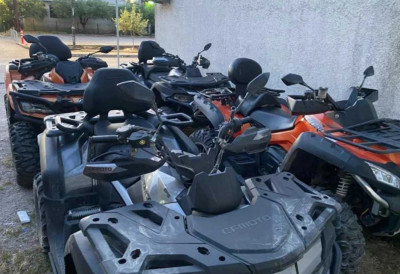(ФОТО) ЈУРИЛИ КВАДОВИМА, ПА НАЛЕТЕЛИ НА ПОЛИЦИЈУ! Србин и тројица Немаца возили без дозволе у Улцињу, па им откривени и други прекршаји