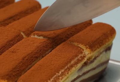 (ВИДЕО) И ХЛАДИ И СЛАДИ Идеална посластица на плус 40! Рецепт за БРЗУ КРЕМАСТУ ТОРТУ С ПИШКОТАМА постаће ваш омиљени летњи слаткиш! НЕМА ПЕЧЕЊА