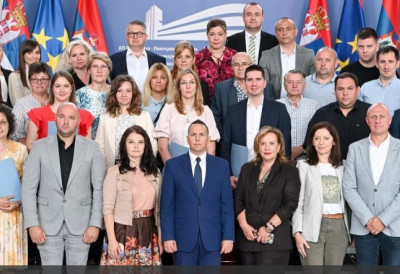 ДВАДЕСЕТ МИЛИОНА ДИНАРА ЗА УНАПРЕЂЕЊЕ ВИШЕЈЕЗИЧНОСТИ У ВОЈВОДИНИ Покрајина уручила уговоре