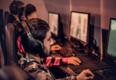 POSLE PANDEMIJSKOG BUMA STIGAO SLOM Gejming industrija u ozbiljnoj krizi, pa deli otkaze UBISOFT U BEOGRADU OTPUSTIO STOTINAK ZAPOSLENIH