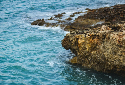 ŠESTORICA DEČAKA SKOČILA U MORE SA STENA, TROJICA POGINULA! Drama na plaži završena tragedijom