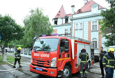 (ФОТО, ВИДЕО) Угашен пожар у амбасади Пакистана на Дедињу: Ватра захватила кров, три екипе ватрогасаца на терену