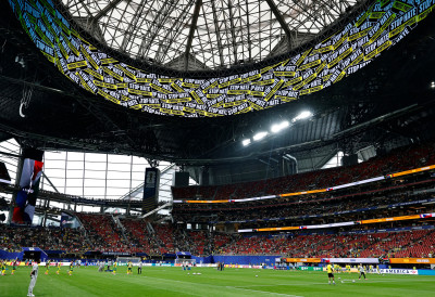 (VIDEO) POLA MILIJARDE DOLARA ZA NEKOLIKO MINUTA! FIFA našla novi način da zaradi - HIDRATACIJA IGRAČA ILI POSAO VEKA?