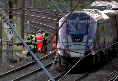 Proglašena vanredna situacija! STRADALA NAJMANjE JEDNA OSOBA Od 89 povređenih, 11 PUTNIKA U KRITIČNOM STANjU Novi detalji JEZIVOG SUDARA DVA VOZA u Engleskoj! (VIDEO)   