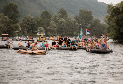 SPUST KOJI SVAKE GODINE OKUPI NA HILjADE LjUDI! Drinska regata ponovo stiže u Ljuboviju uz bogat program i velike koncerte, EVO KADA