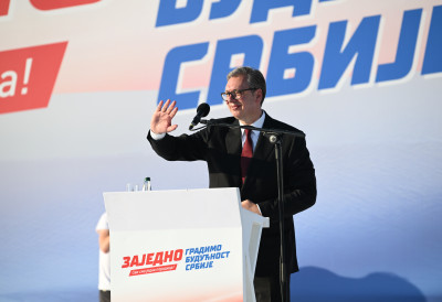 (FOTO) PREDSEDNIK VUČIĆ IZAŠAO NA BINU, USLEDIO VIŠEMINUTNI APLAUZ Čuju se prve poruke lidera Srbije: Penzioneri, očekuje vas povećanje penzija pre januara, plan ćete čuti u ponedeljak!