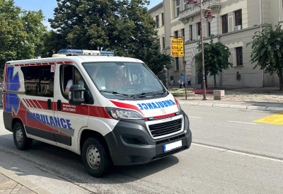 SEKUNDE DELILE GOSTE OD TRAGEDIJE Automobil izleteo s puta i završio u ugostiteljskom objektu