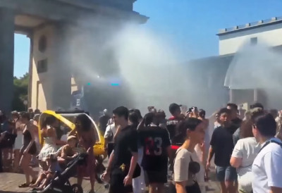 (VIDEO) NEVEROVATNE SCENE U BERLINU Vodeni topovi rashlađuju građane zbog toplotnog talasa
