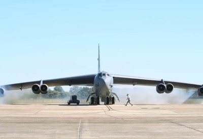 (VIDEO) NESTAO U PLAMENU Srušio se bombarder B-52, ponos američkog vazduhoplovstva OGROMNA LETELICA PALA NEPOSREDNO NAKON POLETANjA