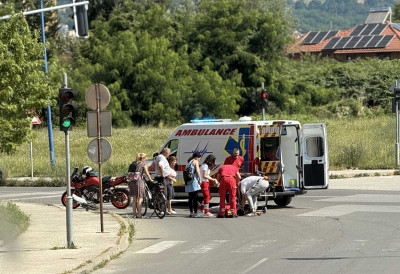 (FOTO) TEŽAK UDES U ČAČKU Biciklista završio u bolnici posle sudara sa automobilom