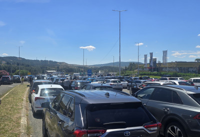 „Ovo nije normalno“ GUŽVE NA EVZONIJU OBORILE SVE REKORDE Turisti čekaju satima na suncu, besni su, a najgore tek dolazi