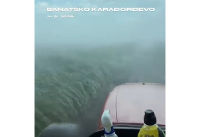 NEBO SE OTVORILO NAD BANATOM: Silovit pljusak potopio njive kod Banatskog Karađorđeva, traktor se probijao kroz stihiju (VIDEO)