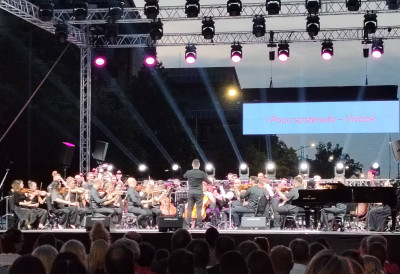KLASIKA SE VEČERAS ČUJE IZMEĐU ZGRADA: Novo naselje postalo koncertna dvorana pod otvorenim nebom (FOTO, VIDEO)