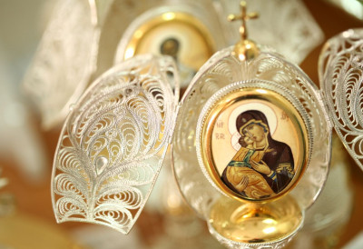 ДАНАС СЕ НЕ ОРЕ, А ДЕЦИ ЈЕ ЗАБРАЊЕНО ДА СЕ ПЕЊУ НА ДРВЕЋЕ Православни верници славе Светог Ватроломеја и Варнаву